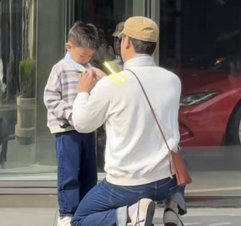 2岁二胎女儿躺吊床上面小肚子圆鼓鼓好萌冰球突破豪华版app明道一家露营吃烤肉(图2)