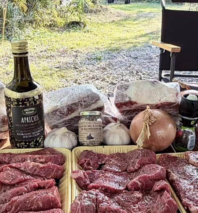 2岁二胎女儿躺吊床上面小肚子圆鼓鼓好萌冰球突破豪华版app明道一家露营吃烤肉(图3)