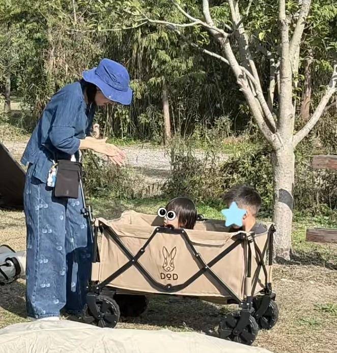 2岁二胎女儿躺吊床上面小肚子圆鼓鼓好萌冰球突破豪华版app明道一家露营吃烤肉(图5)