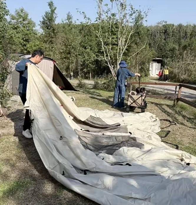 2岁二胎女儿躺吊床上面小肚子圆鼓鼓好萌冰球突破豪华版app明道一家露营吃烤肉(图7)