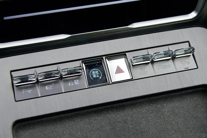 沙发”不在话下连双人床都齐了！冰球突破腾势N9：“冰箱彩电大(图13)